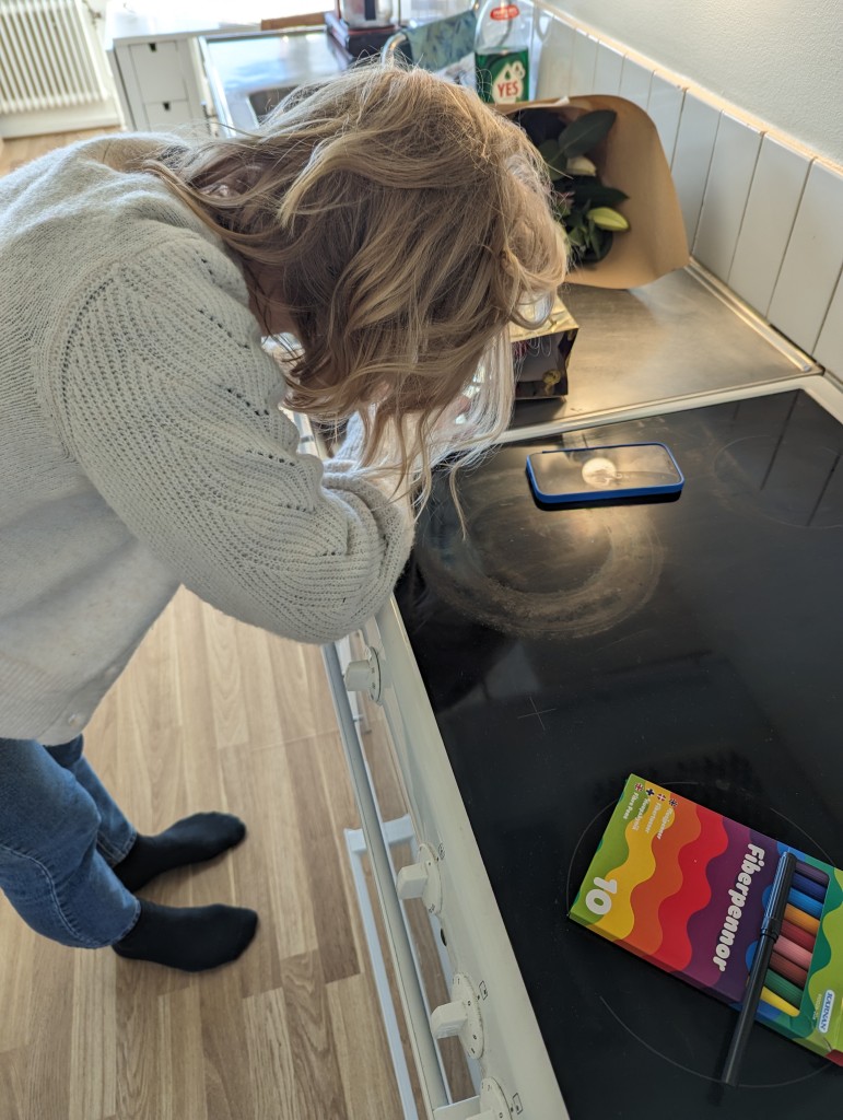 Skriver gratulationskort på diskbänken