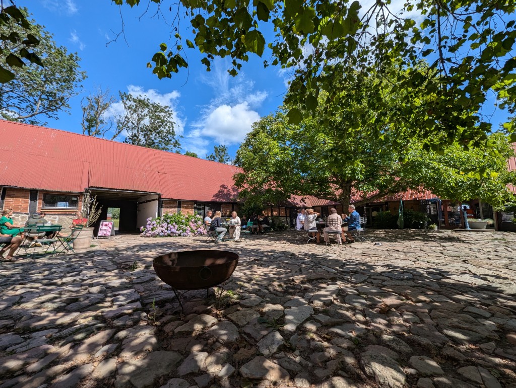 Glasspaus på en mysig gård