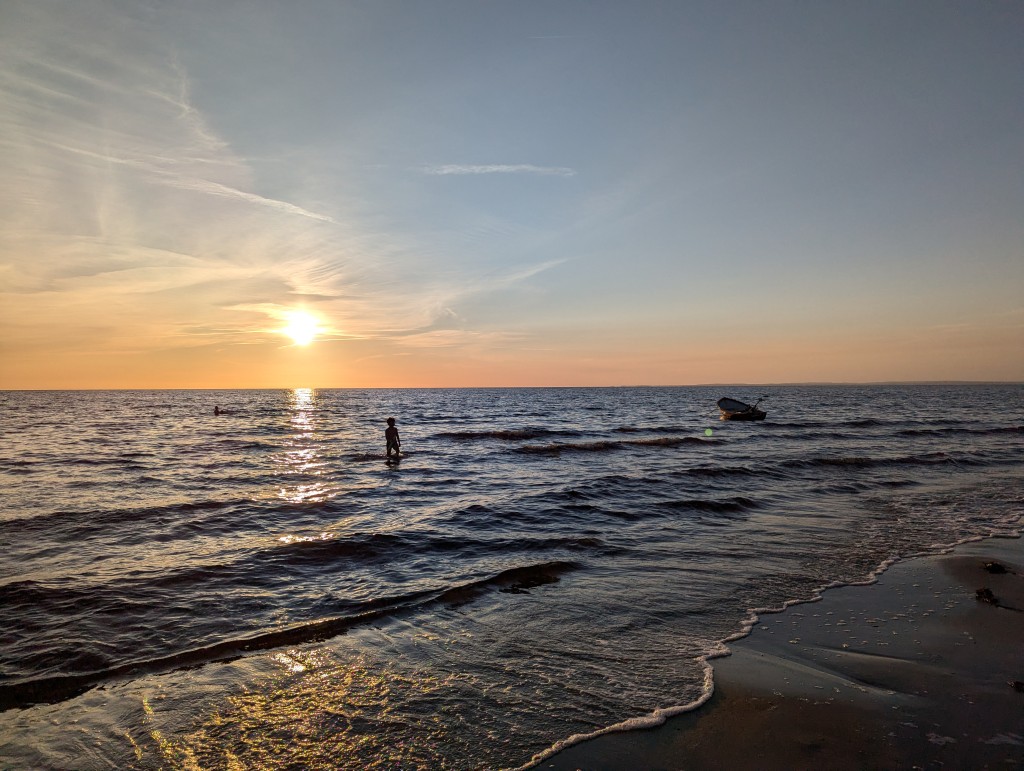 Strandpromenad i solnedgången