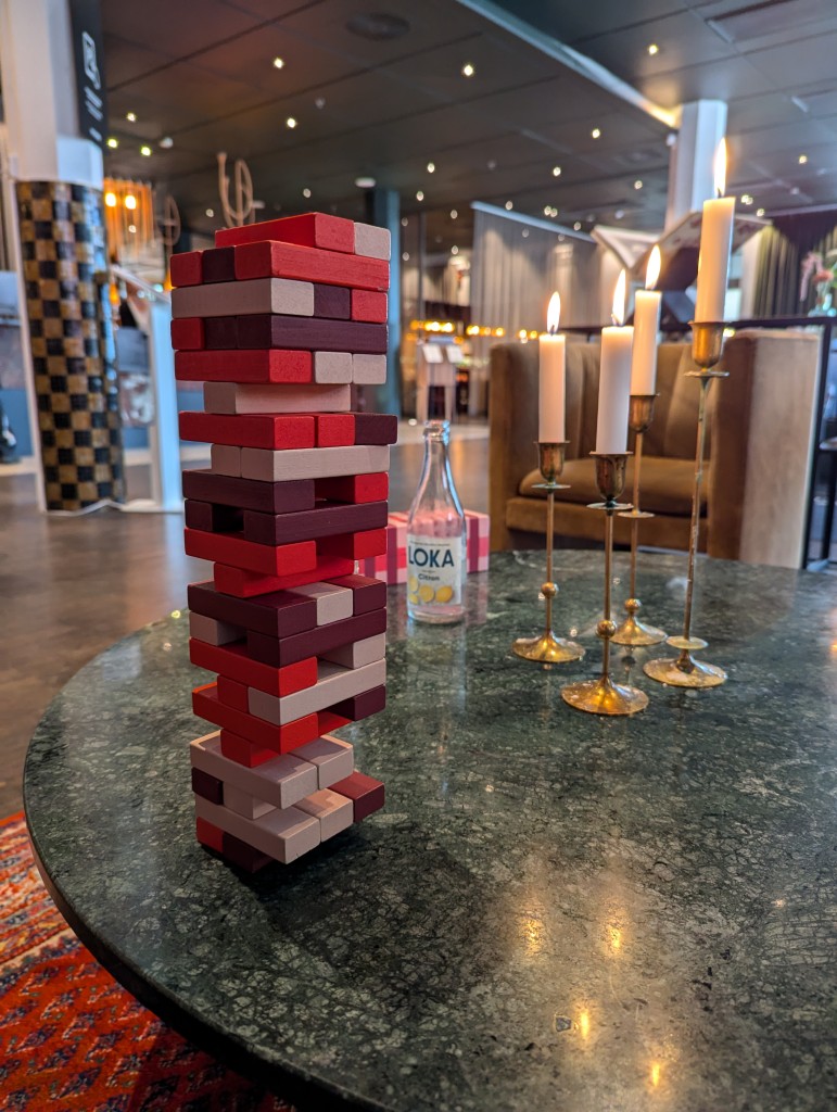 En omgång jenga i lobbyn